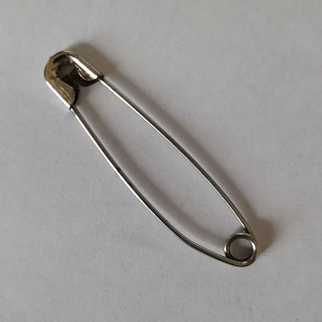 Metallic safety pin